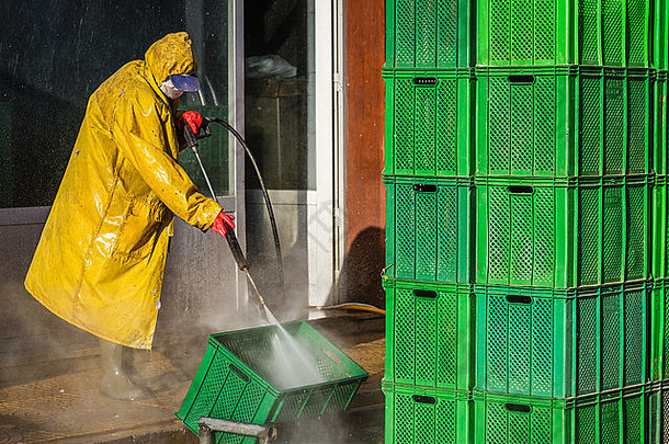 工人清洁绿色盒子黄色的安全保护设备