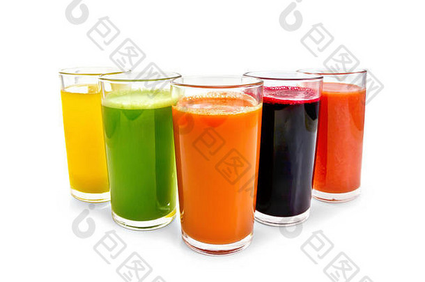 五个高高的玻璃杯，在白色背景上分离胡萝卜、黄瓜、西红柿、甜菜根和南瓜汁
