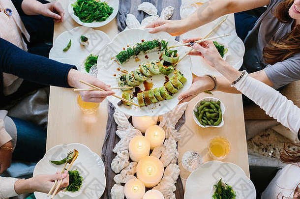 开销视图人分享餐盘子寿司表格设置庆祝活动餐