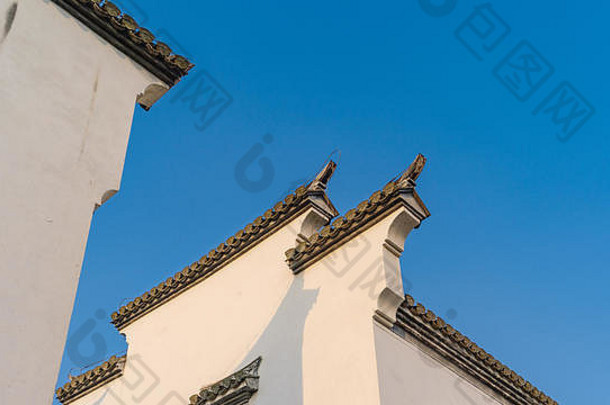 马头墙，黑色瓷砖和中国传统安徽建筑顶部的砖块，用于分隔私人庭院