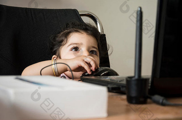 女孩玩移动PC电脑培训电脑科学孩子们好奇心概念