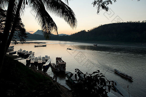 老挝琅勃拉邦湄公河上的日落