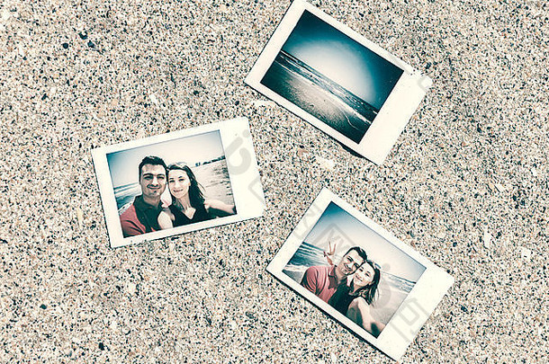 海滩上年轻幸福夫妇的复古即时照片