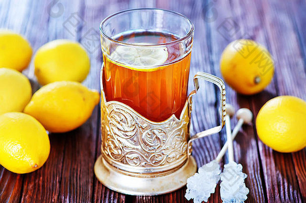 在杯子和桌子上放一杯柠檬茶
