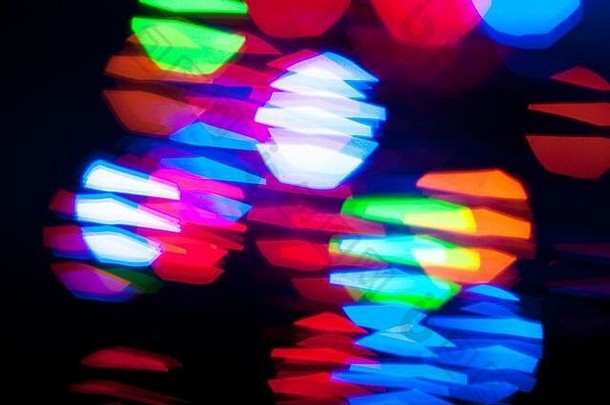 由相机内和镜头内的波基创建的发光和喜庆的彩色<strong>光圈</strong>。圣诞仙女灯散焦，<strong>效果</strong>模糊。出身背景