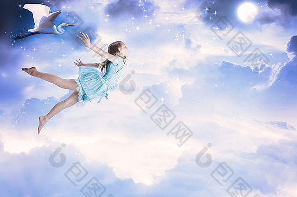 小女孩和白鹭一起飞向蔚蓝的夜空