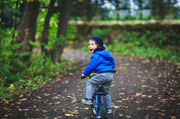 令人惊异的孩子男孩自行车森林路<strong>春天</strong>秋天季节可爱的男孩<strong>学习</strong>骑自行车森林路径可爱的孩子有趣的