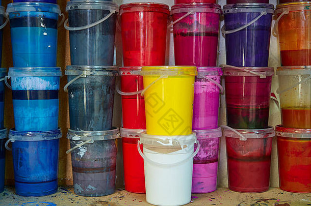彩色墨水颜料瓶在一家印刷厂堆放成一排