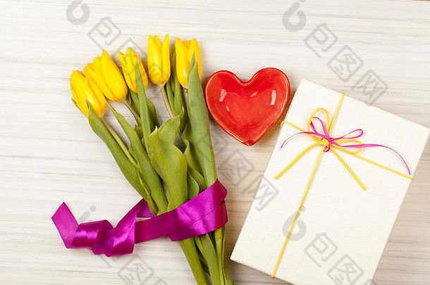 黄色郁金香和白色礼盒的浪漫花束，带有黄色和粉色丝带