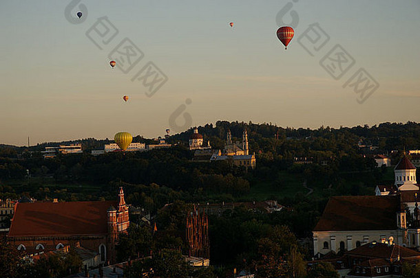 热空气气球漂移小镇维尔纽斯立陶宛黄昏