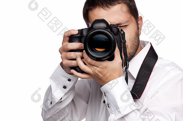 年轻人用专业相机拍照