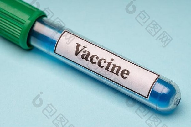 带有蓝色背景的过敏冠状病毒疫苗的<strong>实验室</strong>试管。