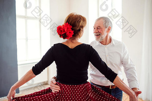 参加社区中心<strong>舞蹈班</strong>的老年夫妇。