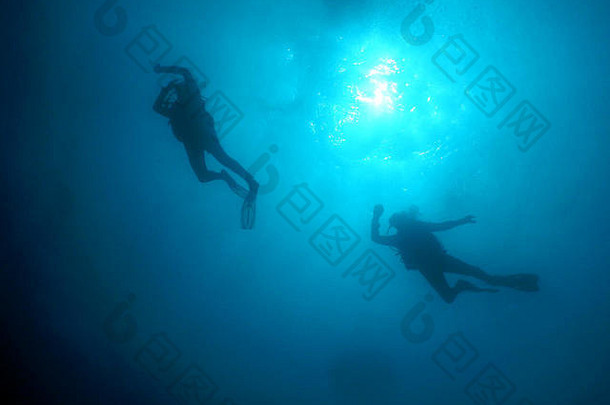 在地中海清澈的海水中潜水。潜水员轮廓的<strong>水下</strong>照片。<strong>水下</strong>闪电条件。