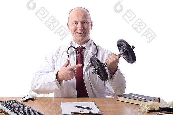 医生坐在办公桌旁，指着一张白纸上的减肥处方