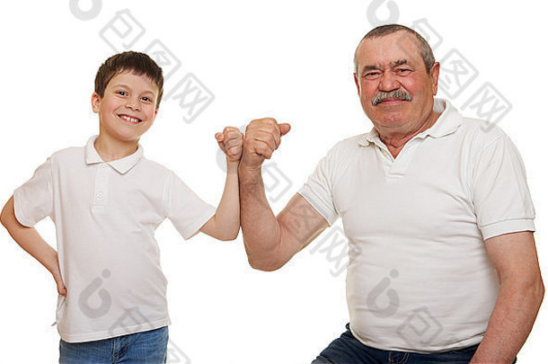 老年人和儿童在白色衣服上展示肌肉手
