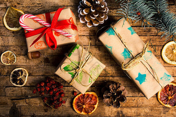 包装好的圣诞礼物和装饰品俯视图
