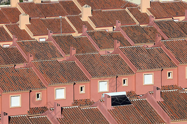 西班牙城市化进程中的红色住宅<strong>屋顶</strong>