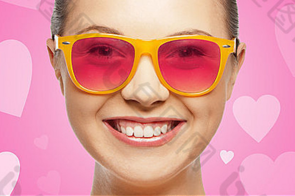 微笑十几岁的女孩粉红色的太阳镜
