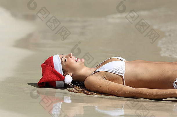 女人休息沙子海滩放松圣诞节假期