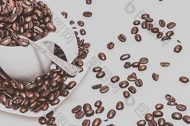 咖啡杯完整的咖啡豆子白色背景