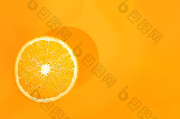 橙色背景上的一个橙色。艺术食品概念