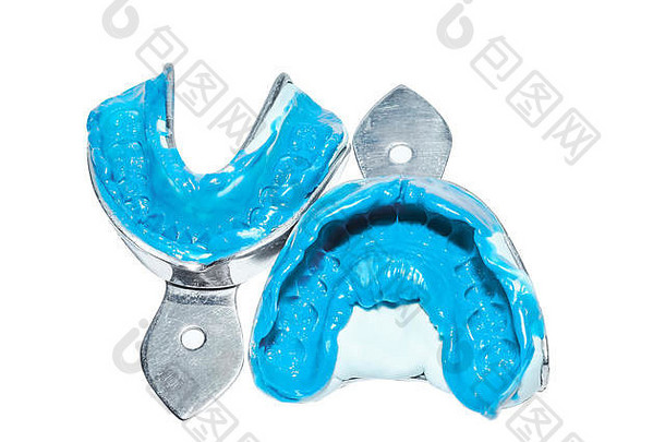 白色背景上的两个牙齿印模。牙科模具由上下颚硅材料制成。高pr齿排的印痕