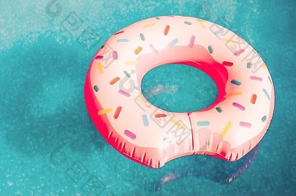 充气粉红色的甜甜圈白色糖衣浮点数蓝色的池充气圆游泳水温暖的季节概念夏天