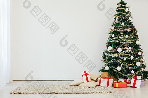 白色房间内部的圣诞树上有新年礼物