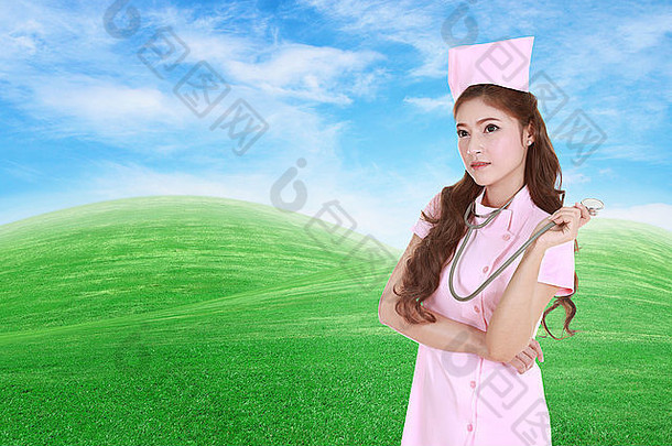 带听诊器的女护士，绿色草地和天空背景