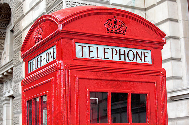 一座典型<strong>的</strong>乔治亚风格<strong>的</strong>伦敦建筑前<strong>的</strong>传统<strong>红色</strong>电话亭。