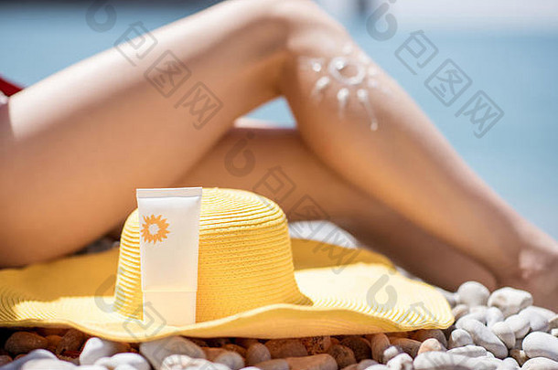 妇女用防晒乳液进行日光浴