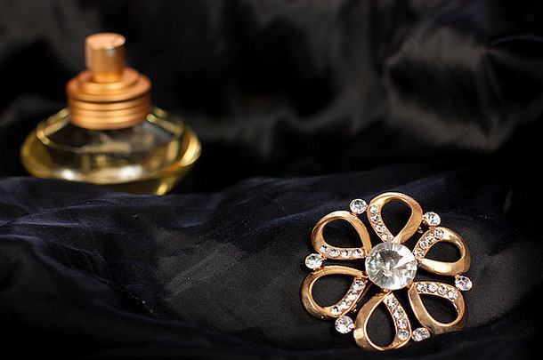 优雅的珠宝北京瑞香水黑色的丝绸