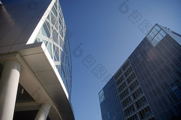 现代办公室建筑蓝色的天空