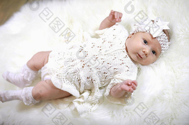 肖像美丽的婴儿女孩白色衣服