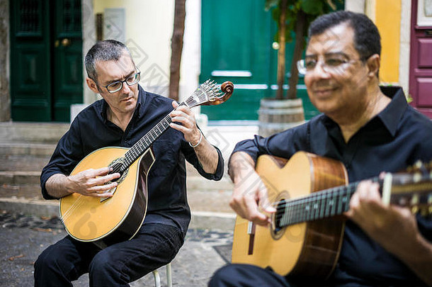 葡萄牙里斯本阿尔法马的两名法多吉他手，使用原声吉他和葡萄牙吉他