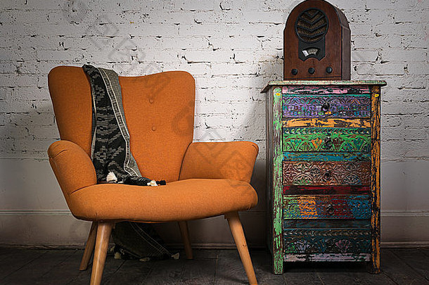 作文古董橙色扶手椅色彩斑斓的橱柜岁的木广播