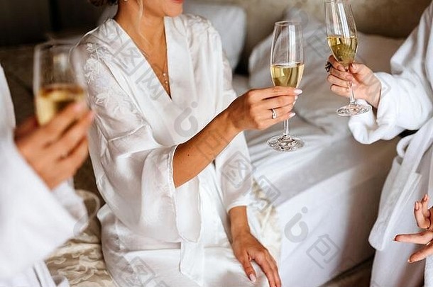 女孩聚会。穿着睡衣的美女朋友们在婚礼前的<strong>单身派对</strong>上玩得很开心，喝着香槟