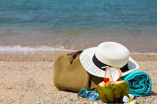 草帽、太阳镜、沙滩巾、沙滩包和椰子鸡尾酒。<strong>暑期旅游</strong>与度假理念