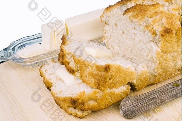 自制的面包切片啤酒面包服务黄油古董木处理刀食物