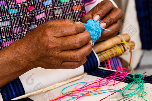 女人的手编织传统的纺织品三John康库克恰帕斯州墨西哥