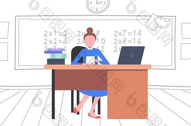 女教师坐在黑板前的书桌旁使用笔记本电脑数学课教育理念现代学校教室内部水平涂鸦