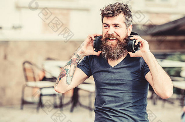 免费在线音乐资源。音乐就是我。戴着耳机听歌曲的英俊大胡子<strong>男人</strong>。搜索喜爱的音乐。<strong>风格</strong>和音乐。享受生活的<strong>节</strong>奏。