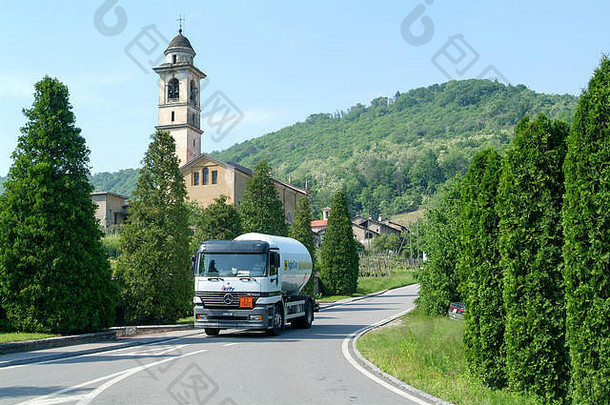 瑞士卡斯特罗托——2005年5月20日：瑞士意大利部分马尔坎顿山谷公路上的<strong>加油</strong>车
