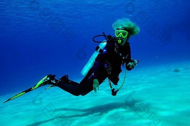 夫人潜水员完整的装备桑迪地面加勒比海博内尔岛