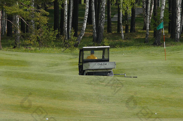 割草机工作草边缘苏格兰高尔夫球机的地盘高尔夫球