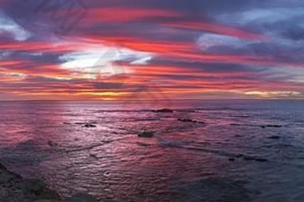 加利福尼亚州圣地亚哥北部拉霍拉的温丹西亚海滩，太平洋景色和日落色彩一览无余