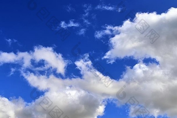 深蓝色天空中美丽的白色积云