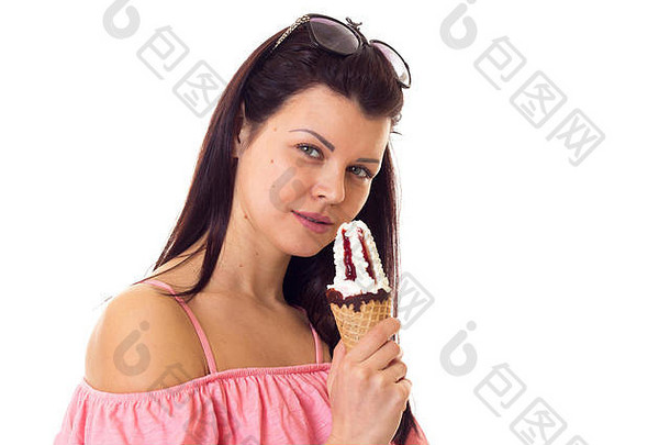 一个戴着太阳镜的女人拿着冰激凌