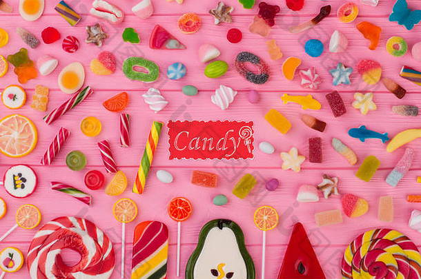 许多糖果和棒棒糖的颜色背景。